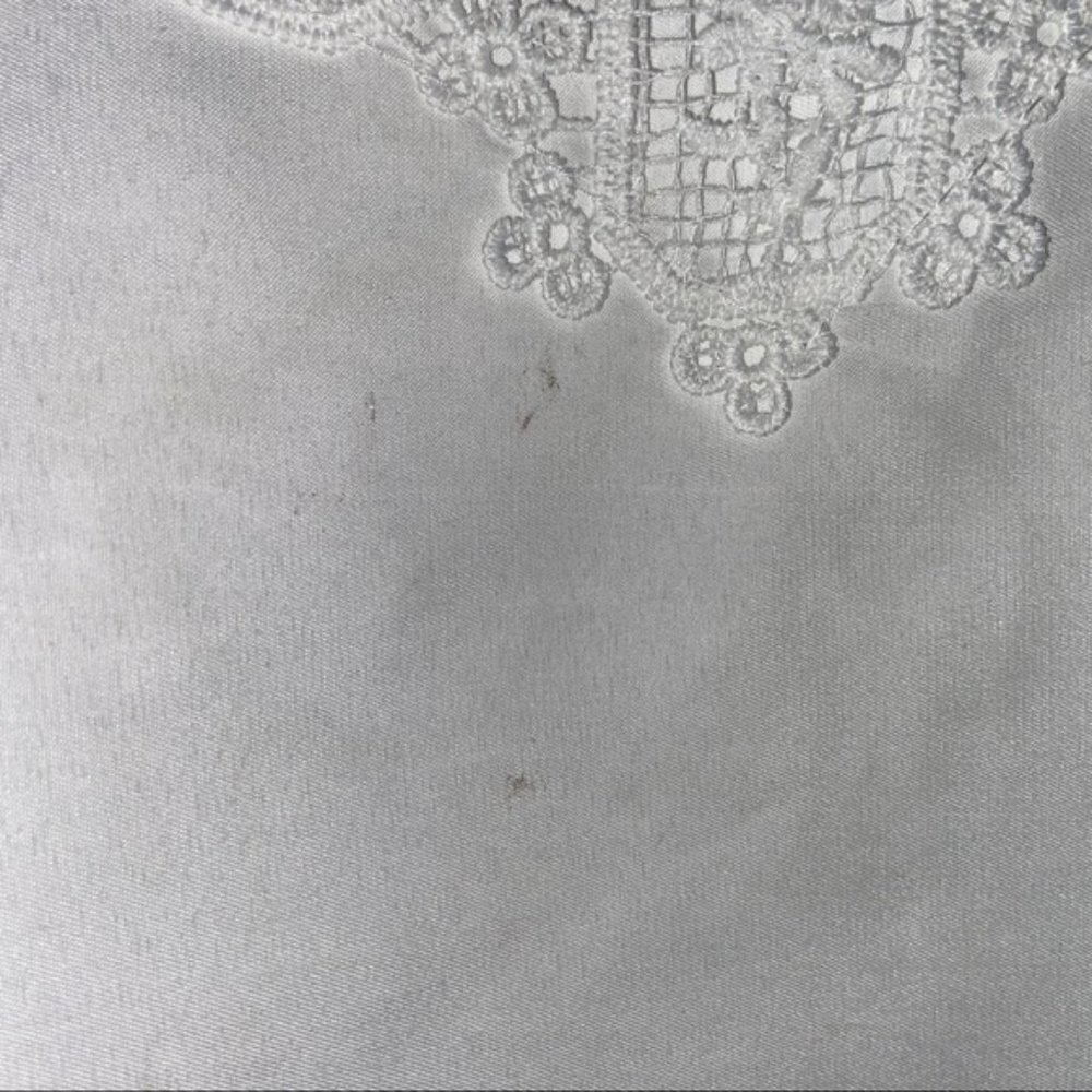 White sleeveless blouse with lace detail - Picture 4 of 8